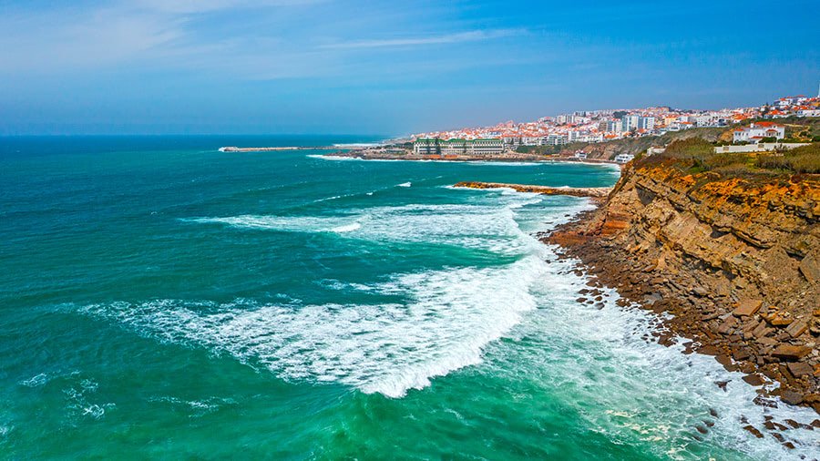 Majestic view of the Atlantic Ocean from a vantage point in Portugal, illustrating the impact of the ocean on the Climate in Portugal