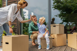 Unveiling Variable Rates in Portugal: An In-depth EU Comparison 7 A joyful Portuguese family moving into their new home financed by a loan with variable rates in Portugal.